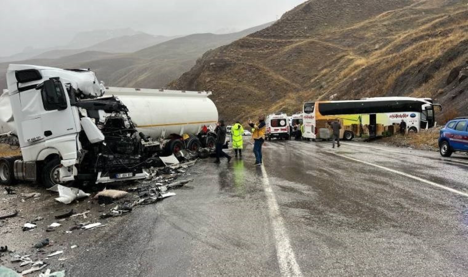 Hakkari’de feci kaza… Otobüs ile tanker kafa kafaya çarpıştı: Ölü ve yaralılar var!