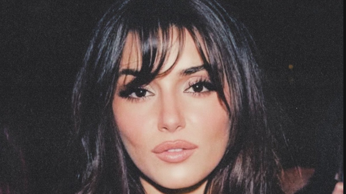 Hande Erçel Paris Moda Haftası’nda! Siyah dekolteli mini elbisesiyle büyüledi