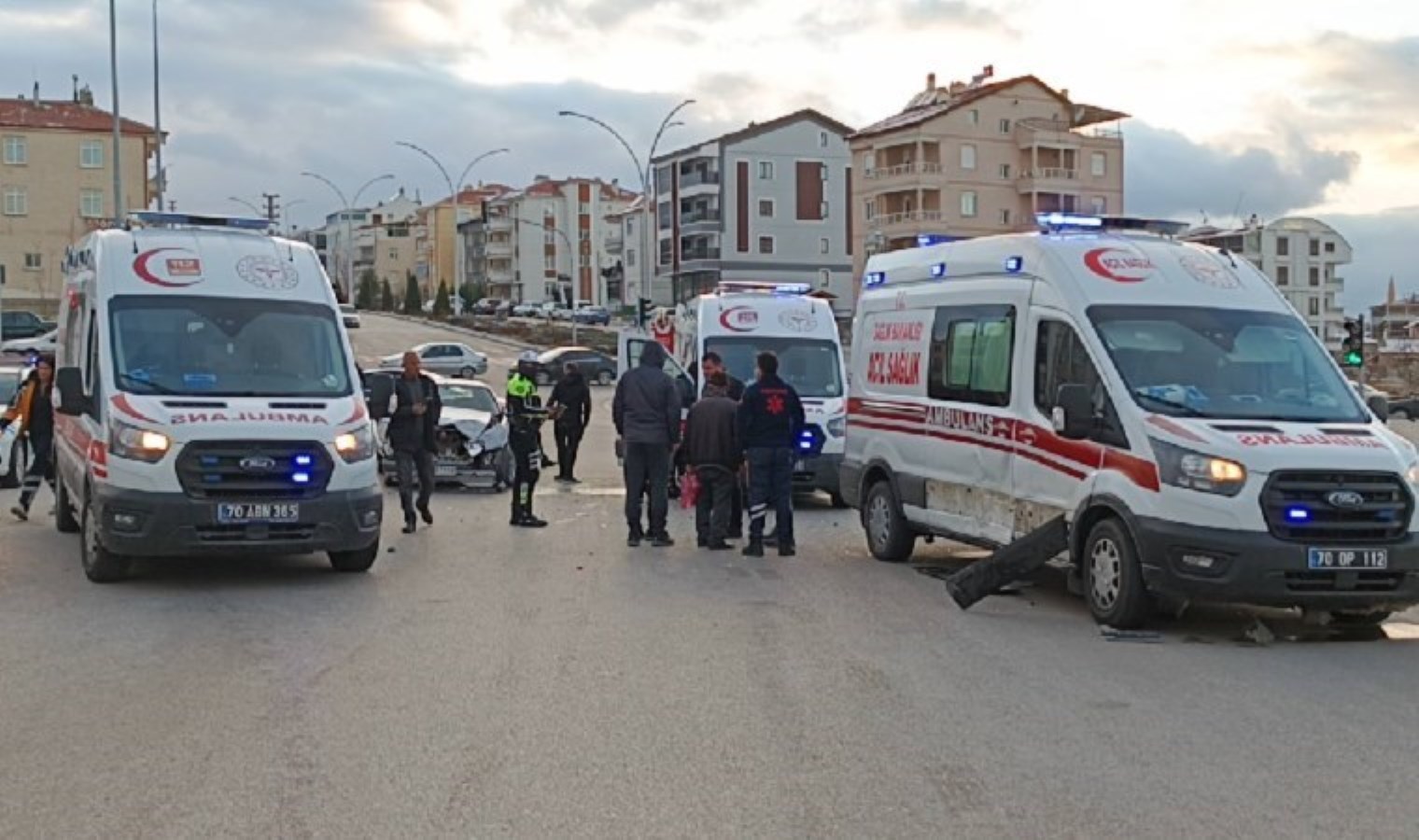 Hasta taşıyan ambulans ile otomobil çarpıştı: Yaralılar var!