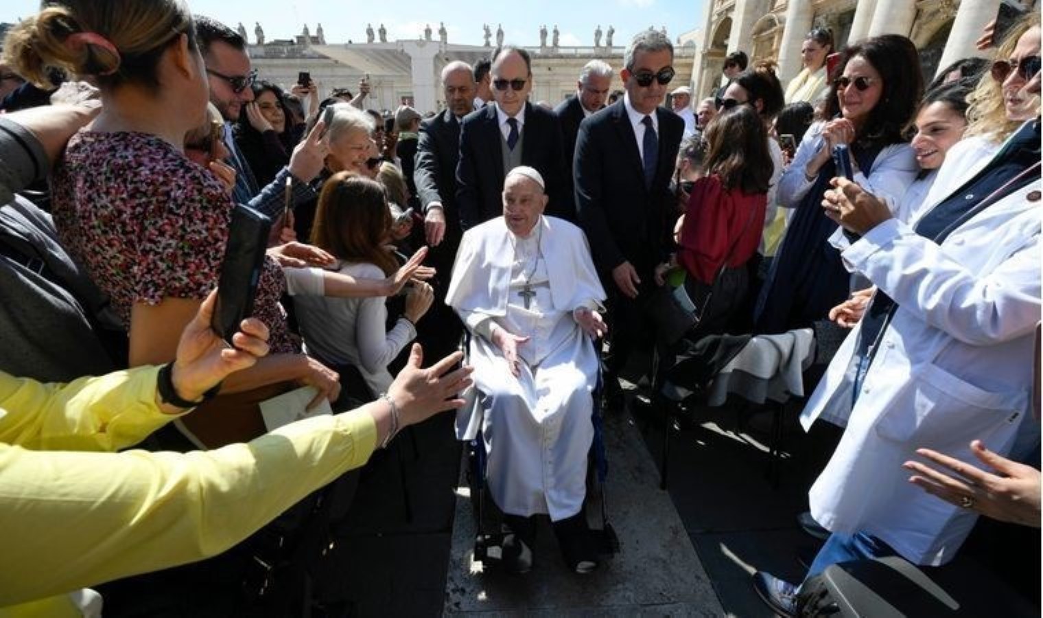 Hastalığı sonrası ilk kez halkı selamladı: Silahlar sussun, diyalog başlasın