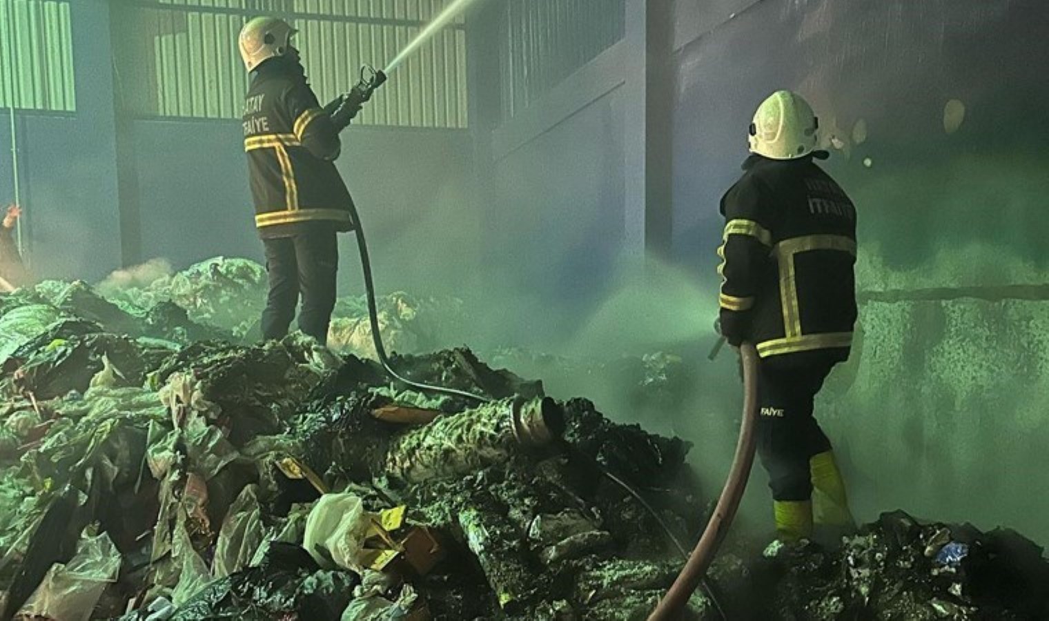 Hatay’da geri dönüşüm fabrikasında yangın paniği!
