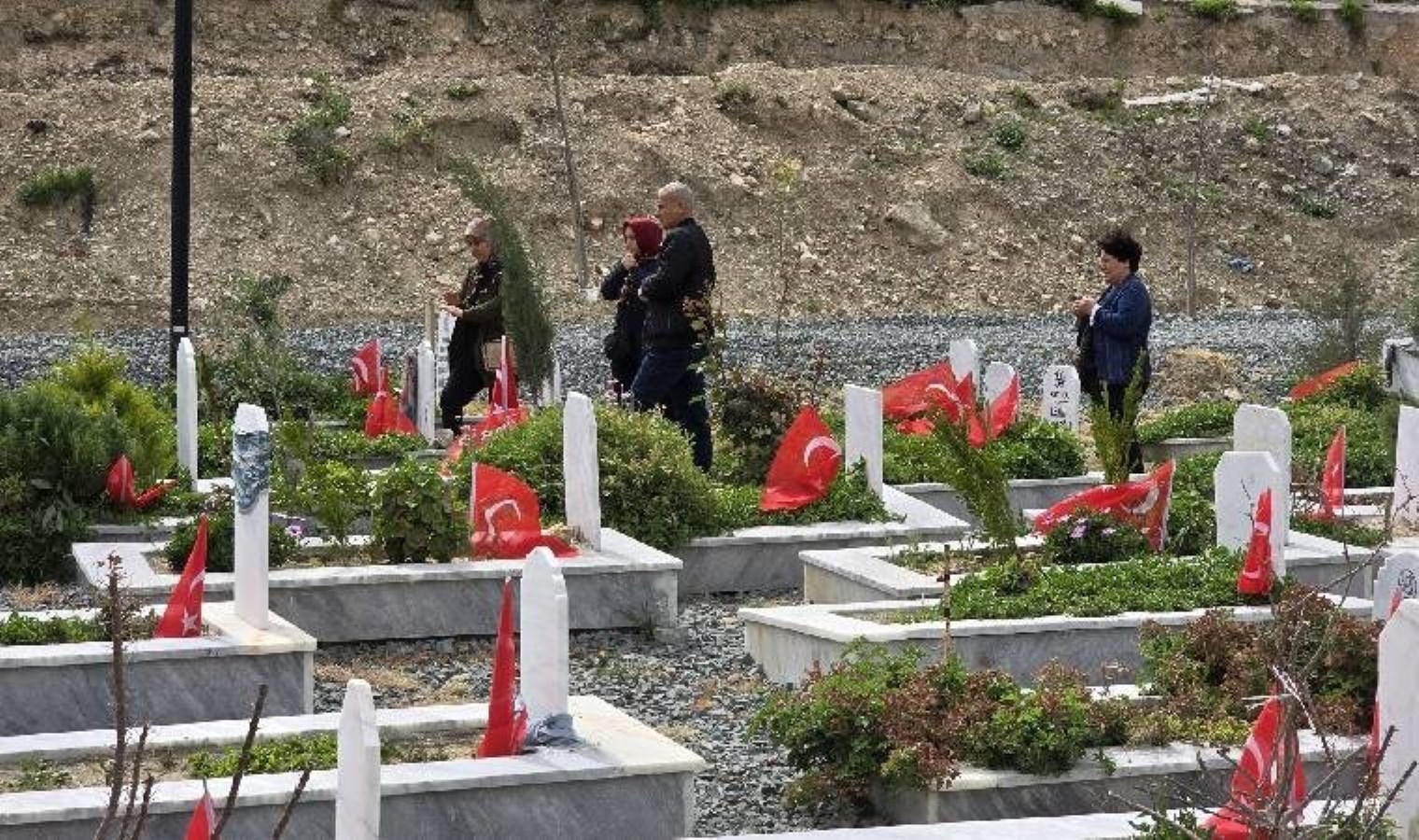 Hatay’da hüzünlü bayram… ‘Sabırlı olmaya çalışıyoruz’