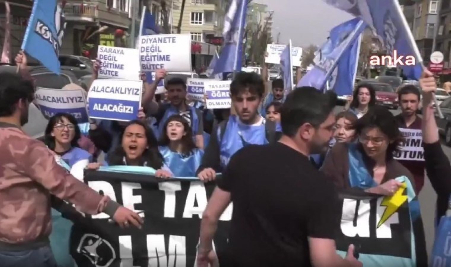 Hazine Bakanlığına yürümek isteyen üniversite öğrencileri gözaltına alındı