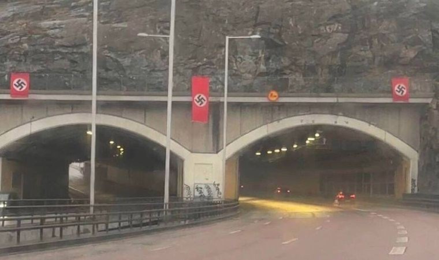 Hitler’in doğum gününde otoyol girişine Nazi bayrağı asıldı