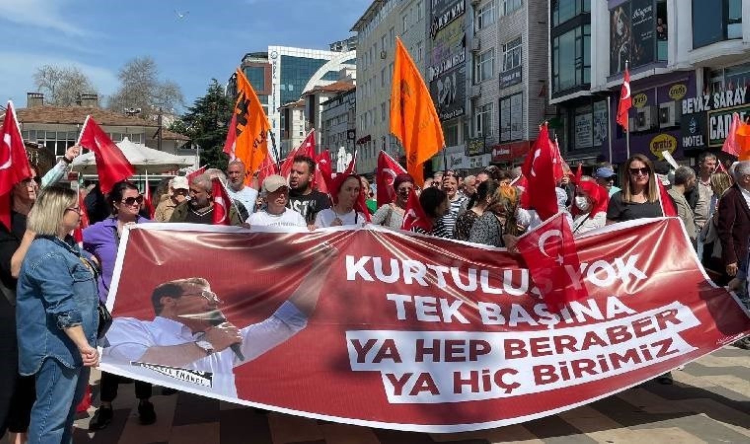 Hopalılardan İmamoğlu’na destek: ‘Onun için milyonlar yürüyor’