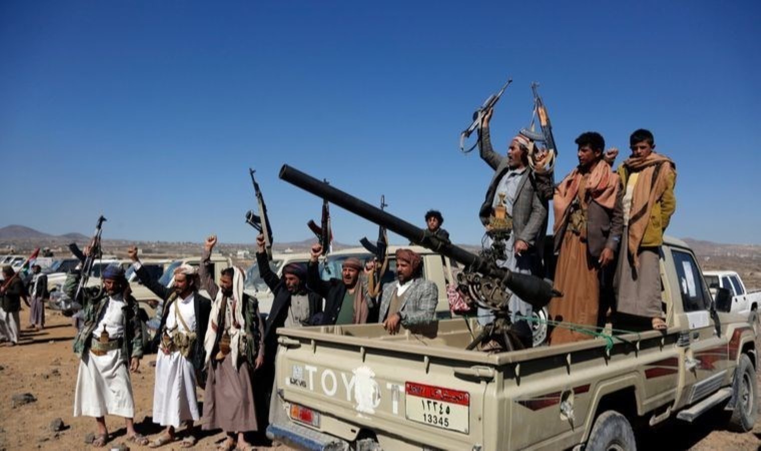 Husiler, ABD’ye ait iki savaş gemisini hedef aldı