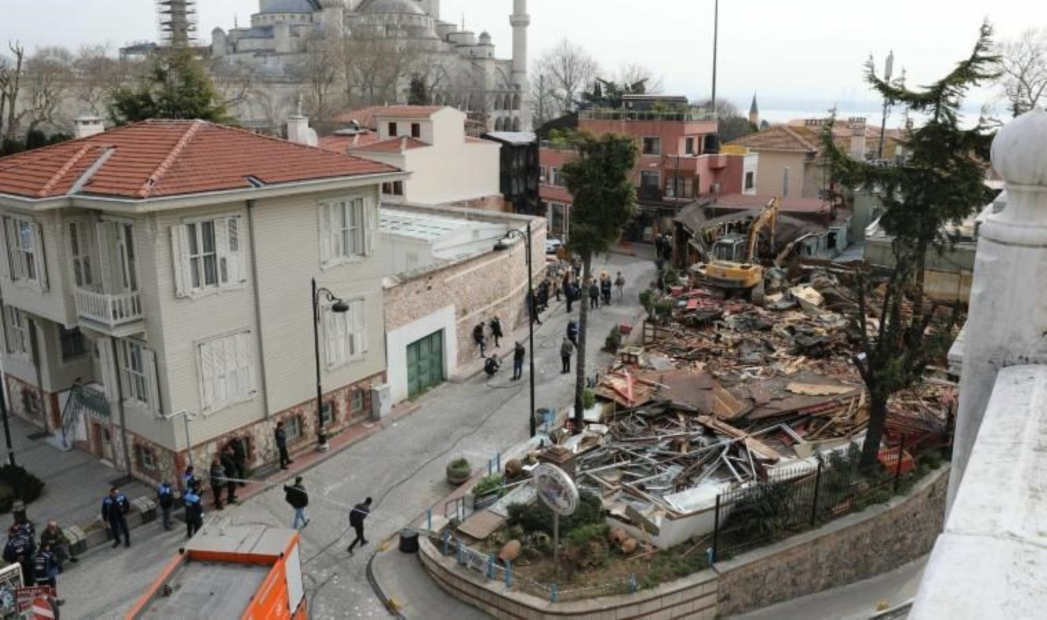 İBB, Sultanahmet’te ruhsatsız yapıyı yıktı:  İşgal altındaki tüm alanları İstanbulluların kullanımına kazandırmayı sürdüreceğiz