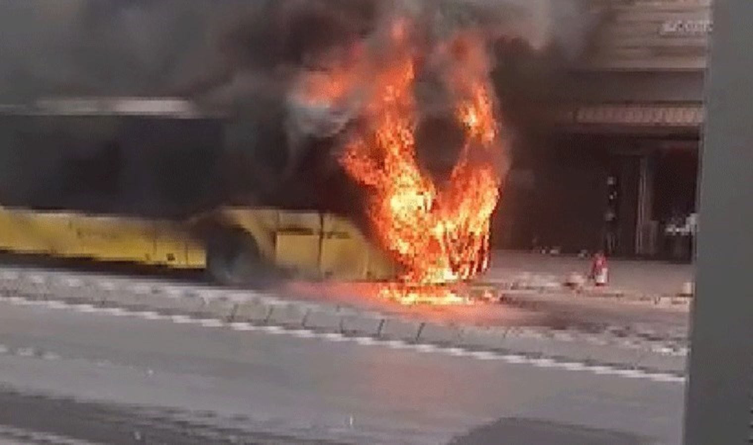 İçinde 10 yolcu vardı! Ümraniye’de İETT otobüsü alev alev yandı