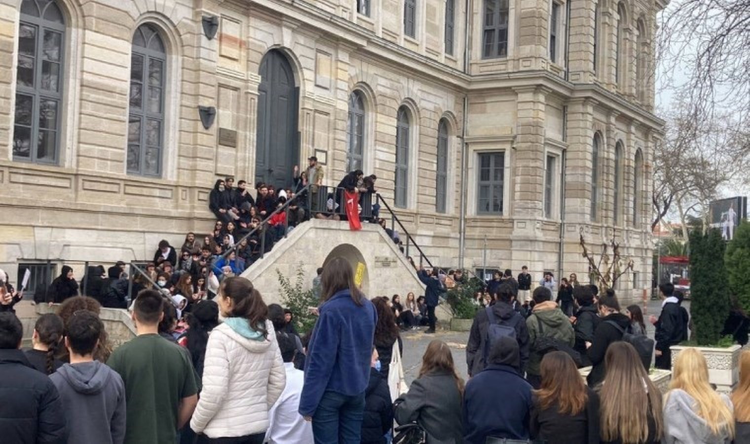 ‘İmamoğlu’ protestoları… İTÜ Maçka Kampüsü’nde güvenlik kapıları kilitledi, öğrenciler camlardan çıktı!