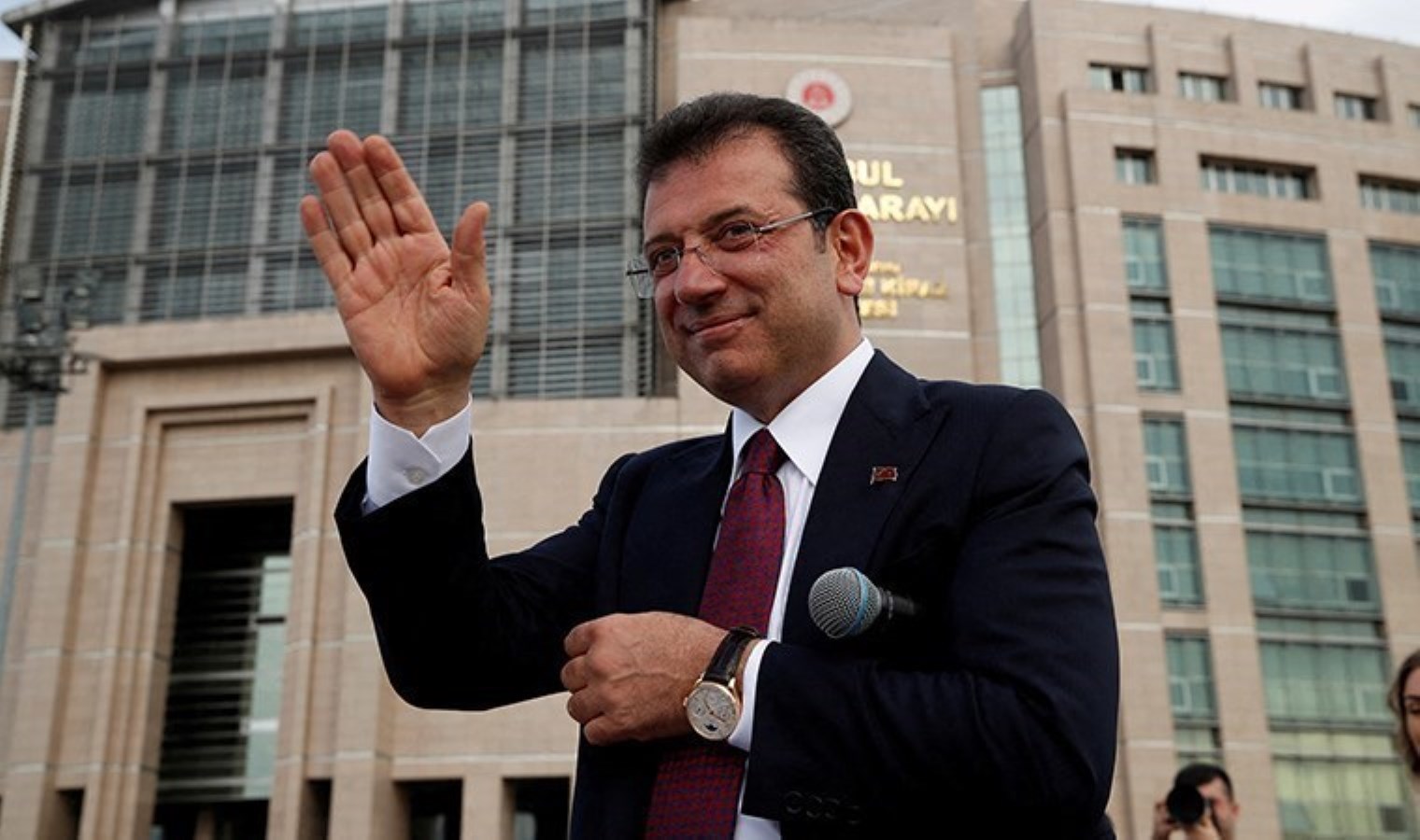 İmamoğlu Silivri’deki odasının resmini paylaştı: ‘Hücremin duvarında şanlı bayrağımız asılı’