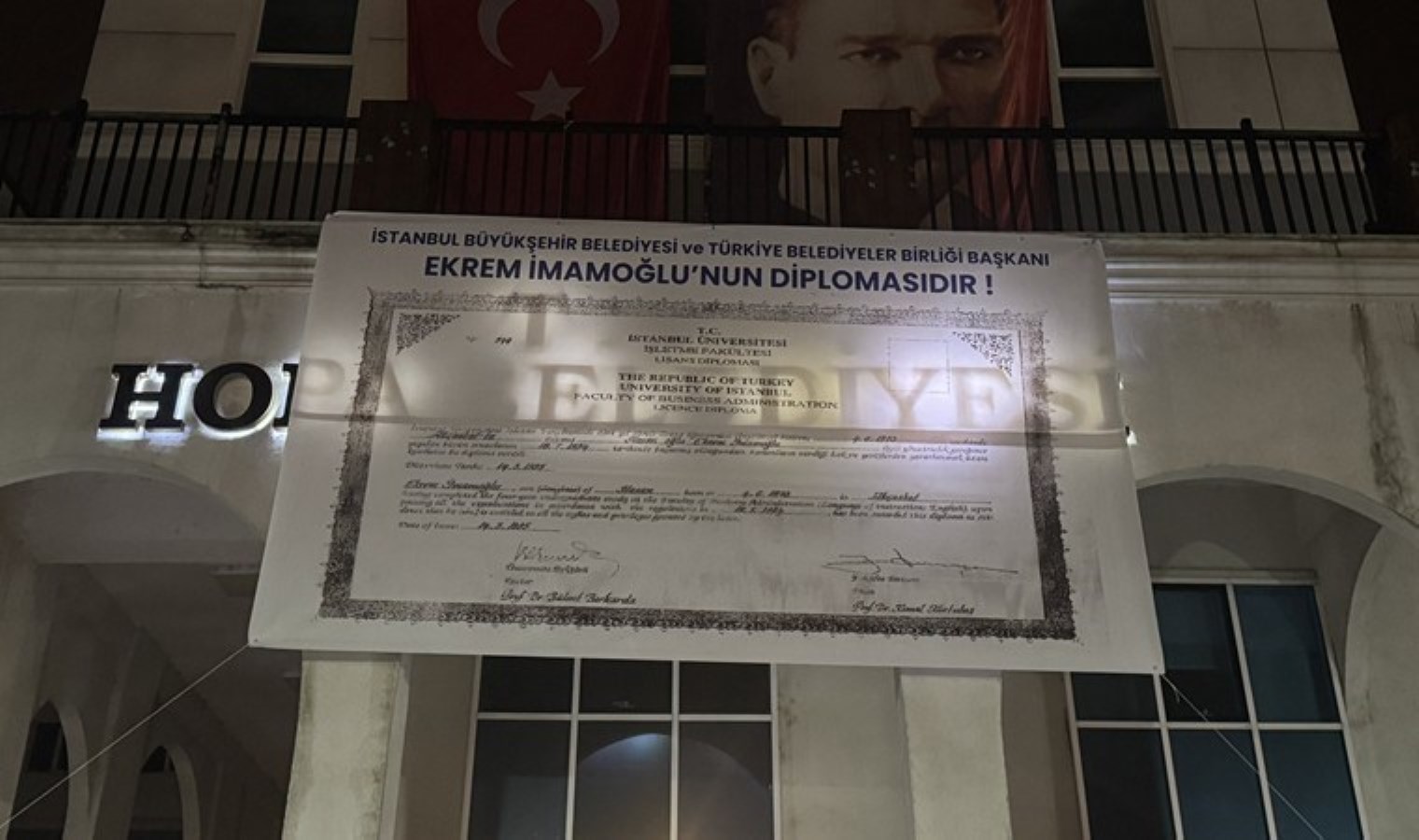 İptal kararının ardından: Hopa Belediyesi binasına İmamoğlu’nun diplomasını astı