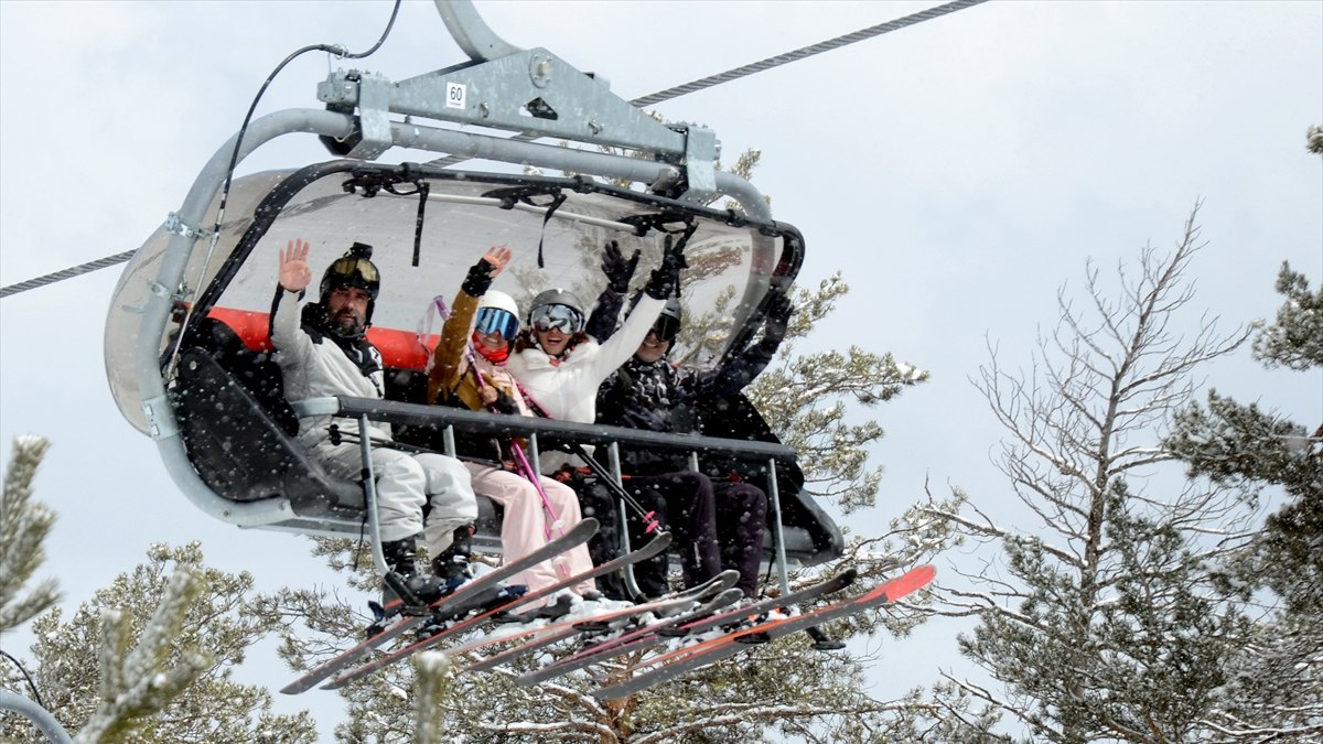 İranlı turistler Nevruz tatili için Sarıkamış Kayak Merkezi’ni seçti
