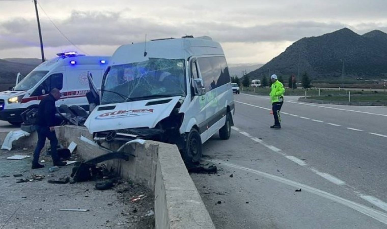 İşçileri taşıyan minibüs, beton bariyere çarptı; 21 yaralı
