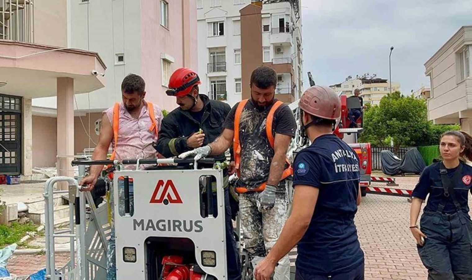 İskelede 12. katta can pazarı: 2 işçi metrelerce yükseklikte mahsur kaldı!