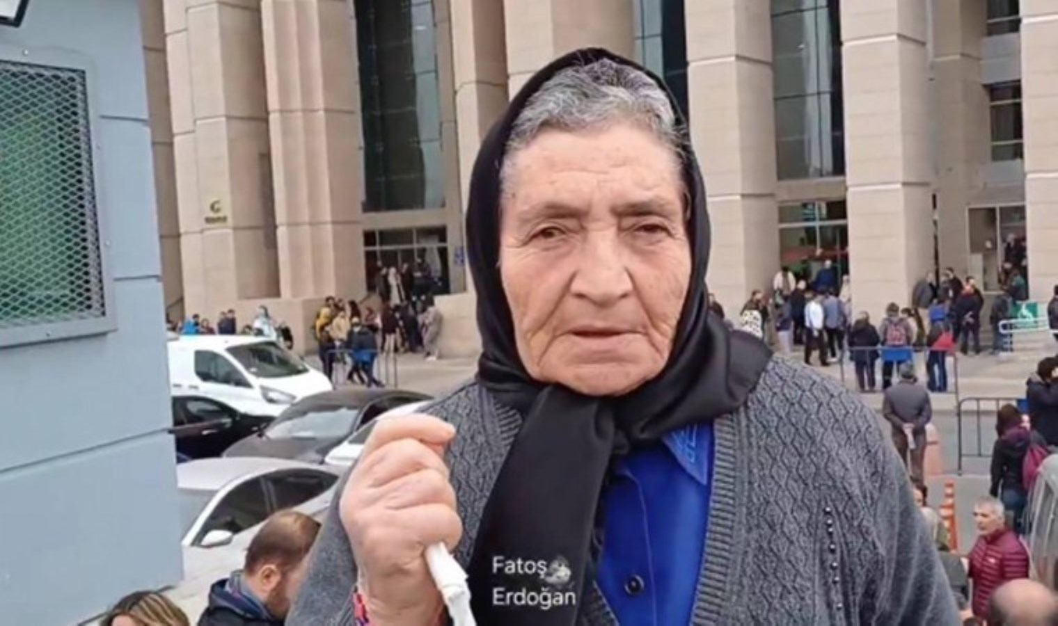 İSPARK çalışanı oğlu gözaltına alınan 75 yaşındaki kadın: ‘Çocuklarım için ayaktayım, hala basamak siliyorum’