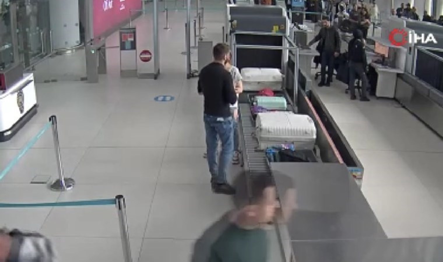 İstanbul Havalimanı’nda kaçakçılara suçüstü: Cep telefonu, kürk, kol çantası, spor ayakkabı…