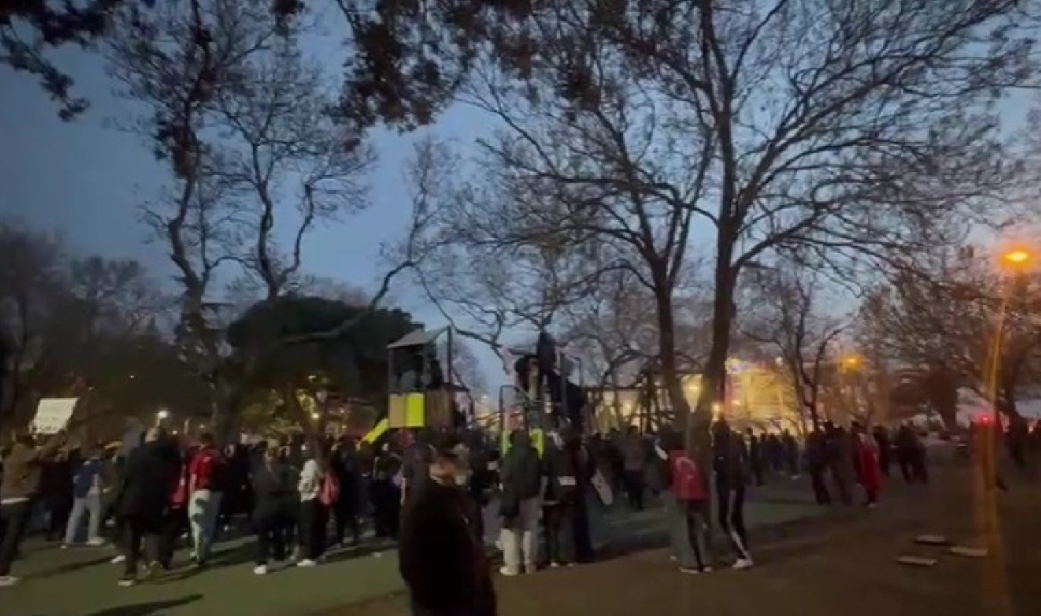 İstanbul Üniversitesi öğrencilerinden polise ‘maske açma’ protestosu
