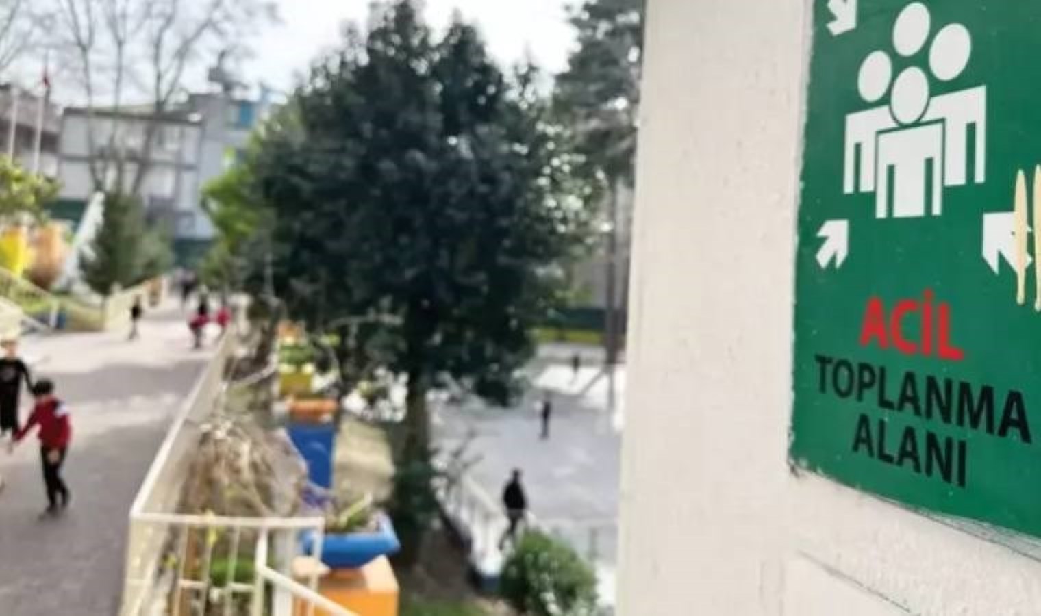 İstanbul Valiliği duyurdu: Okul bahçeleri, spor salonları ve camiler yurttaşların kullanımına açıldı!