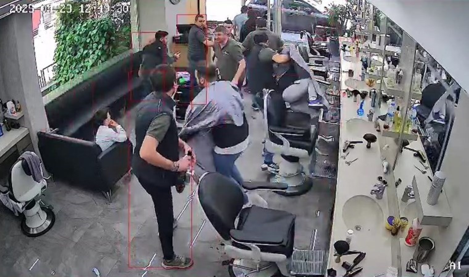 İstanbul’da 6.2’lik deprem… Avcılar’daki korku dolu anlar ortaya çıktı! Oyun parkı, berber salonu, mağaza, kafeterya…