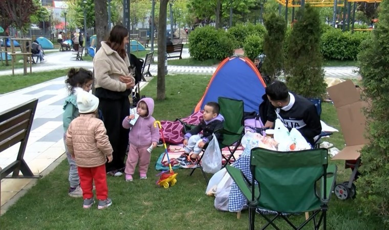 İstanbul’da bazı yurttaşlar parklarda sabahladı