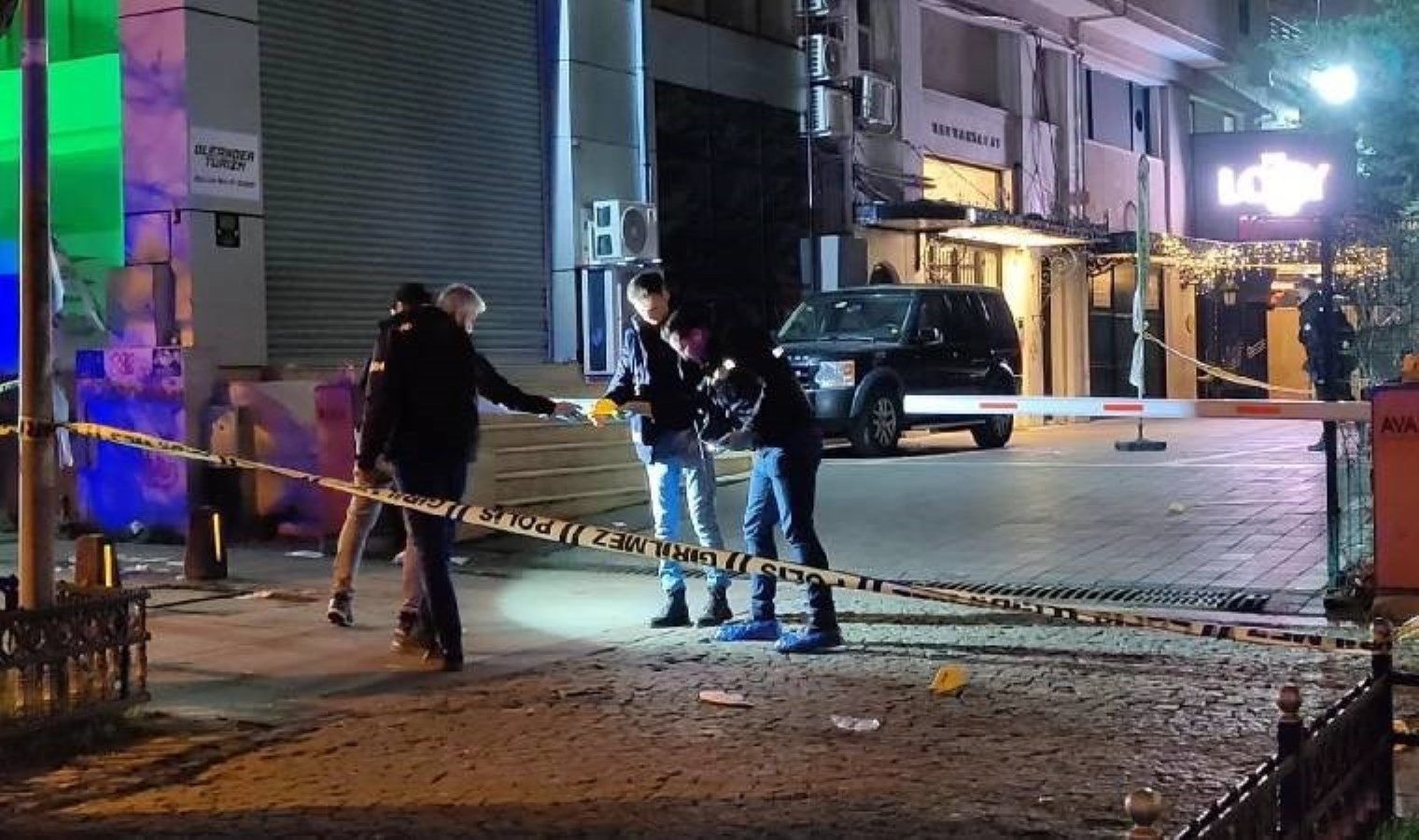 İstanbul’da eğlence mekanında silahlar patladı: Yaralılar var!