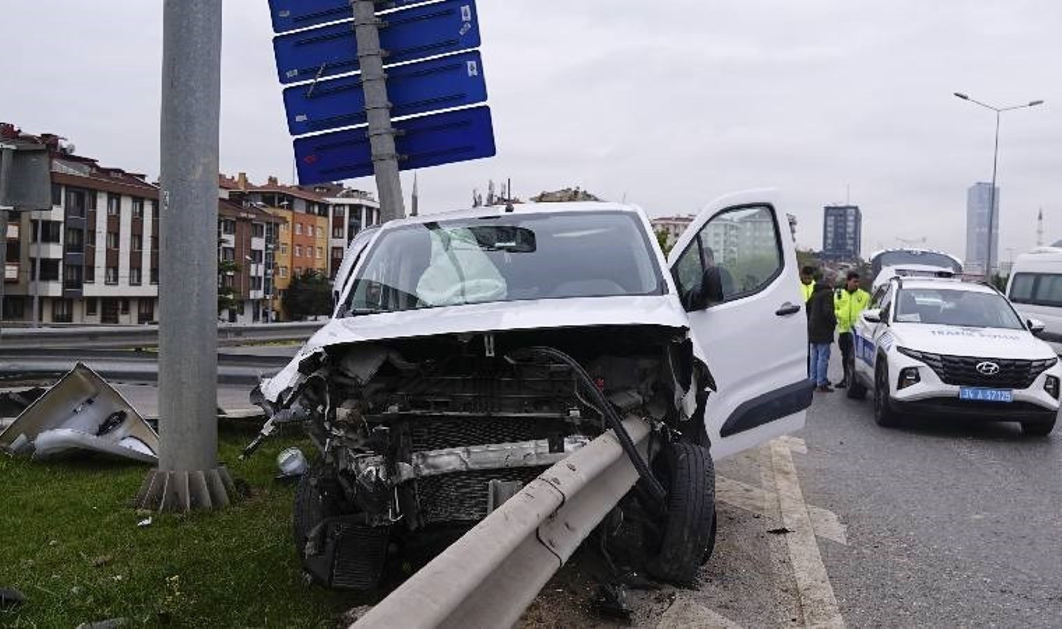 İstanbul’da feci kaza… Araç bariyerlere saplandı: Yaralılar var!