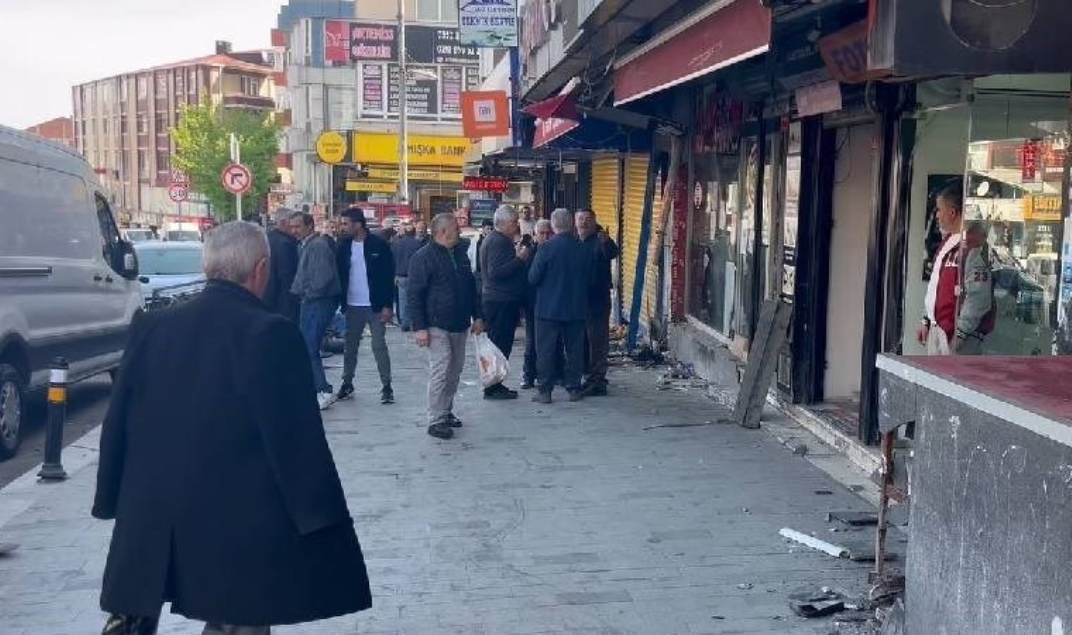 İstanbul’da feci kaza… Direksiyon başında fenalaşan sürücü işyerine daldı!