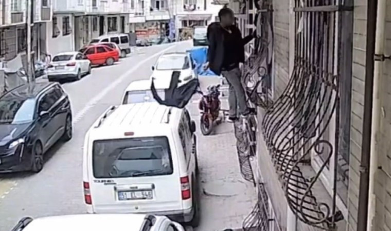 İstanbul’da güpegündüz hırsızlık: Cama tırmandı, kuruması için asılan çamaşırları çaldı!