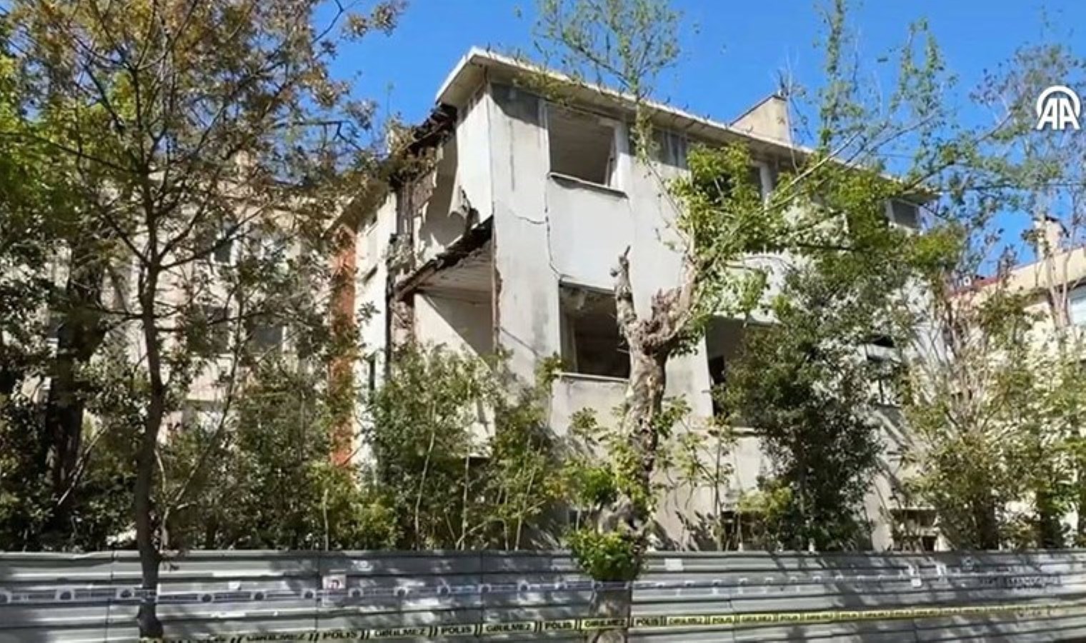 İstanbul’da korkutan deprem… Bakırköy’de kullanılmayan bina kısmen çöktü!