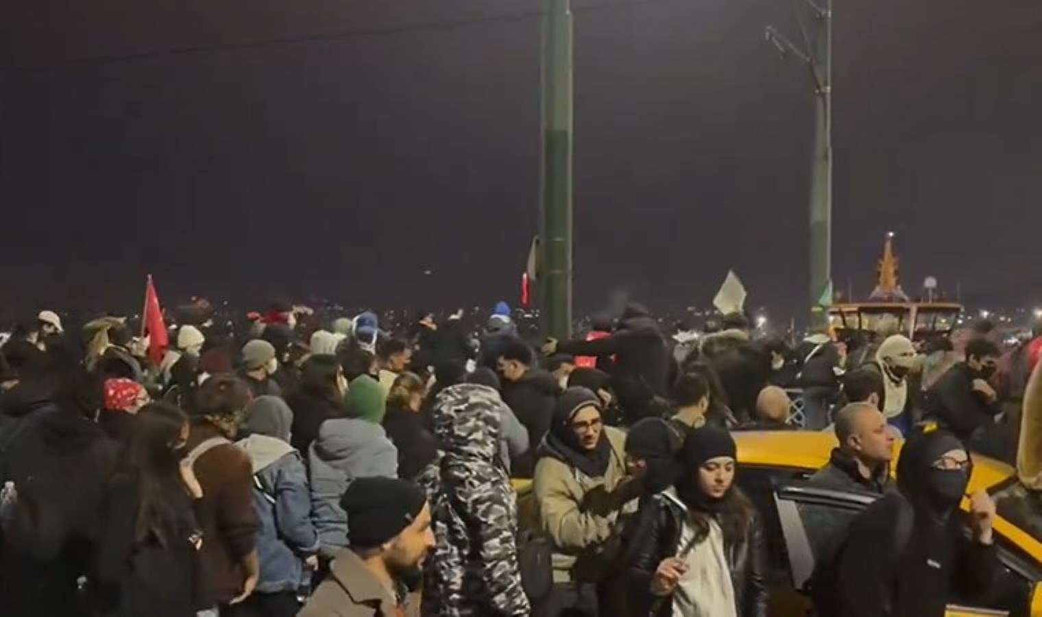 İstanbul’da öğrencilerden Galata Köprüsü’nde oturma eylemi
