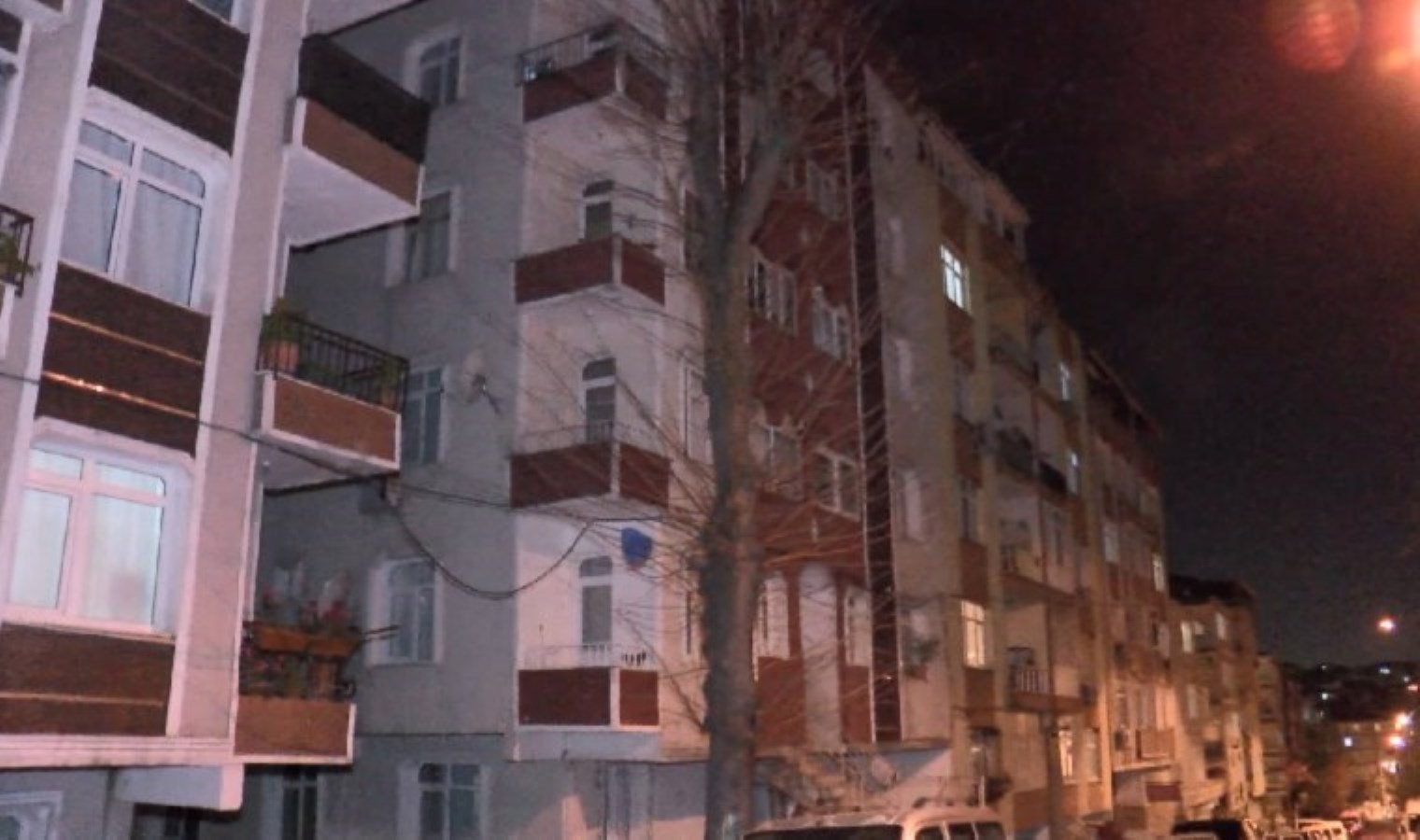 İstanbul’da panik anları… Kolonlarından ses gelen 6 katlı apartman tahliye edildi!