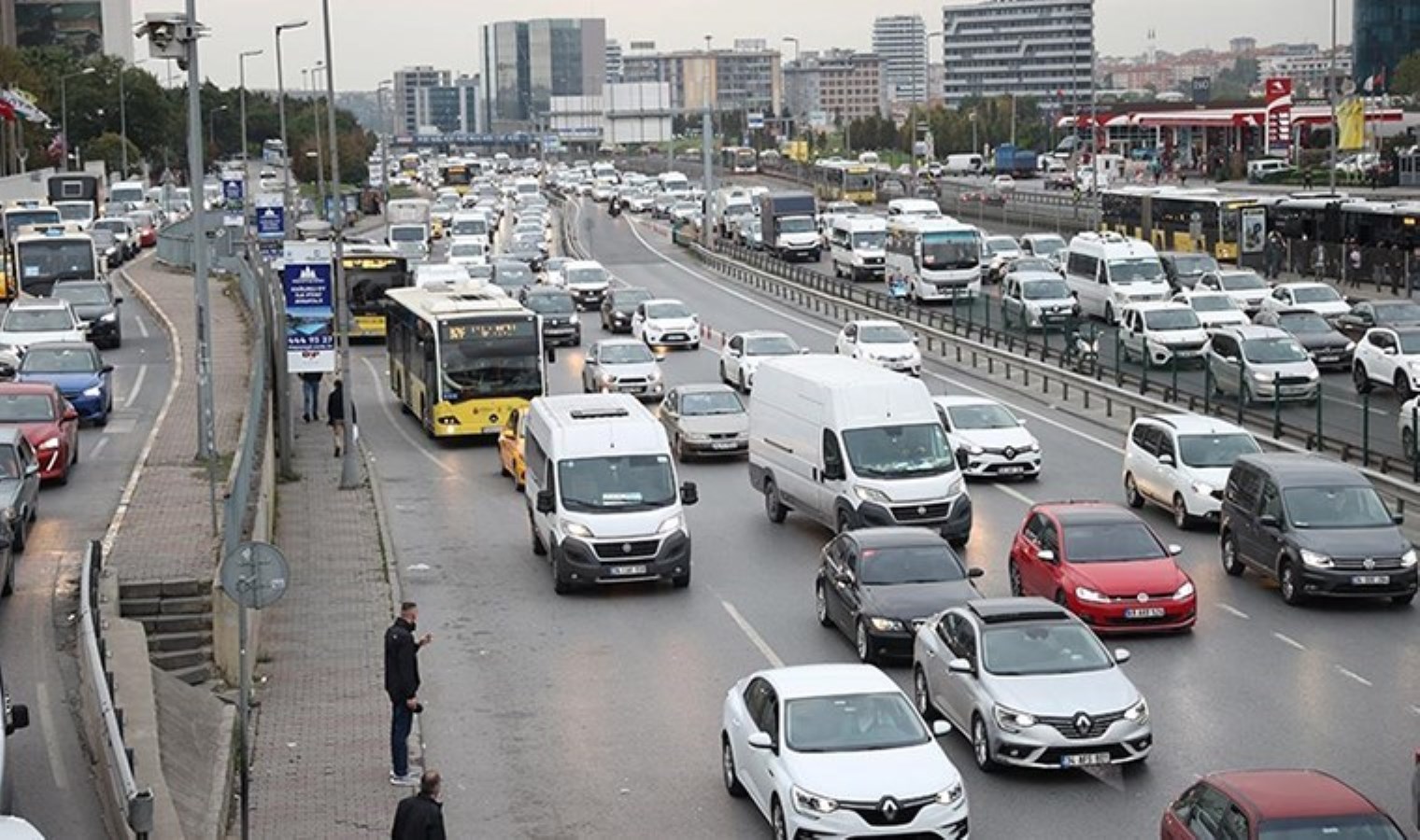 İstanbul’da ‘pazartesi’ trafiği: Yoğunluk yüzde 60’a çıktı!