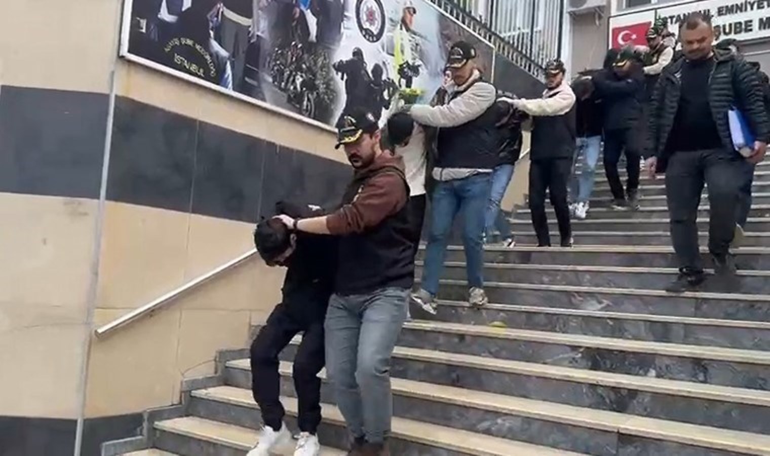 İstanbul’da pes dedirten hırsızlık! ‘Banka görevlisiyim’ yalanıyla 6 milyon liralık vurgun yaptılar…