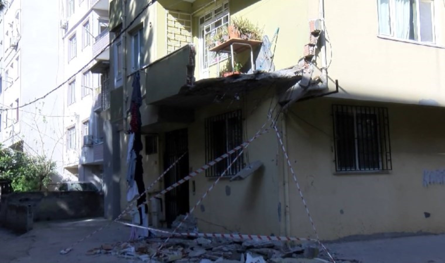 İstanbul’da sıcak dakikalar… 5 katlı binada balkon çöktü
