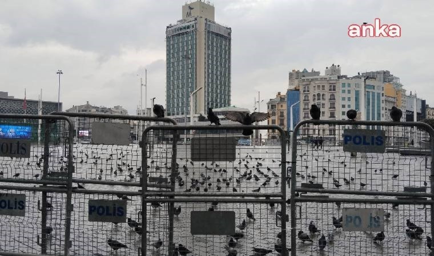 İstanbul’da sıkıyönetim sürüyor… Kapalı yollar nedeniyle yurttaşlar tepkili!