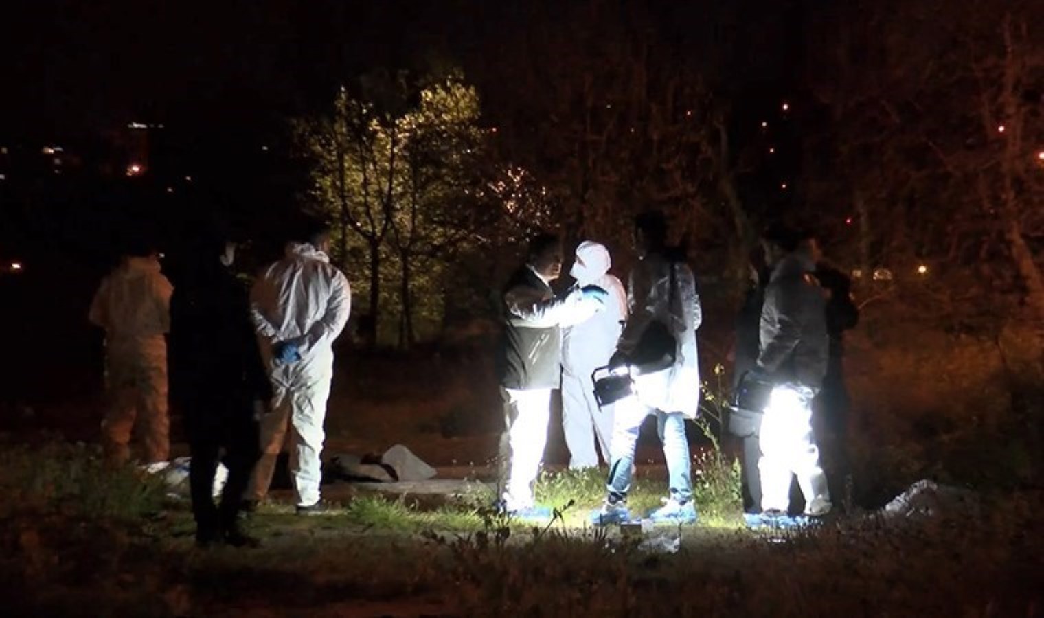 İstanbul’da sır olay: Küçükçekmece’de boş arazide erkek cesedi bulundu