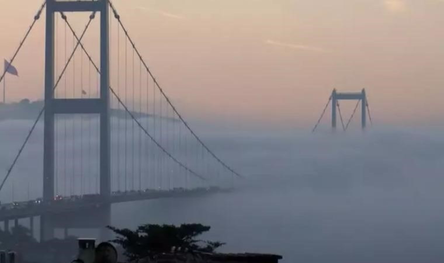 İstanbul’da sis nedeniyle duran boğaz trafiği yeniden açıldı