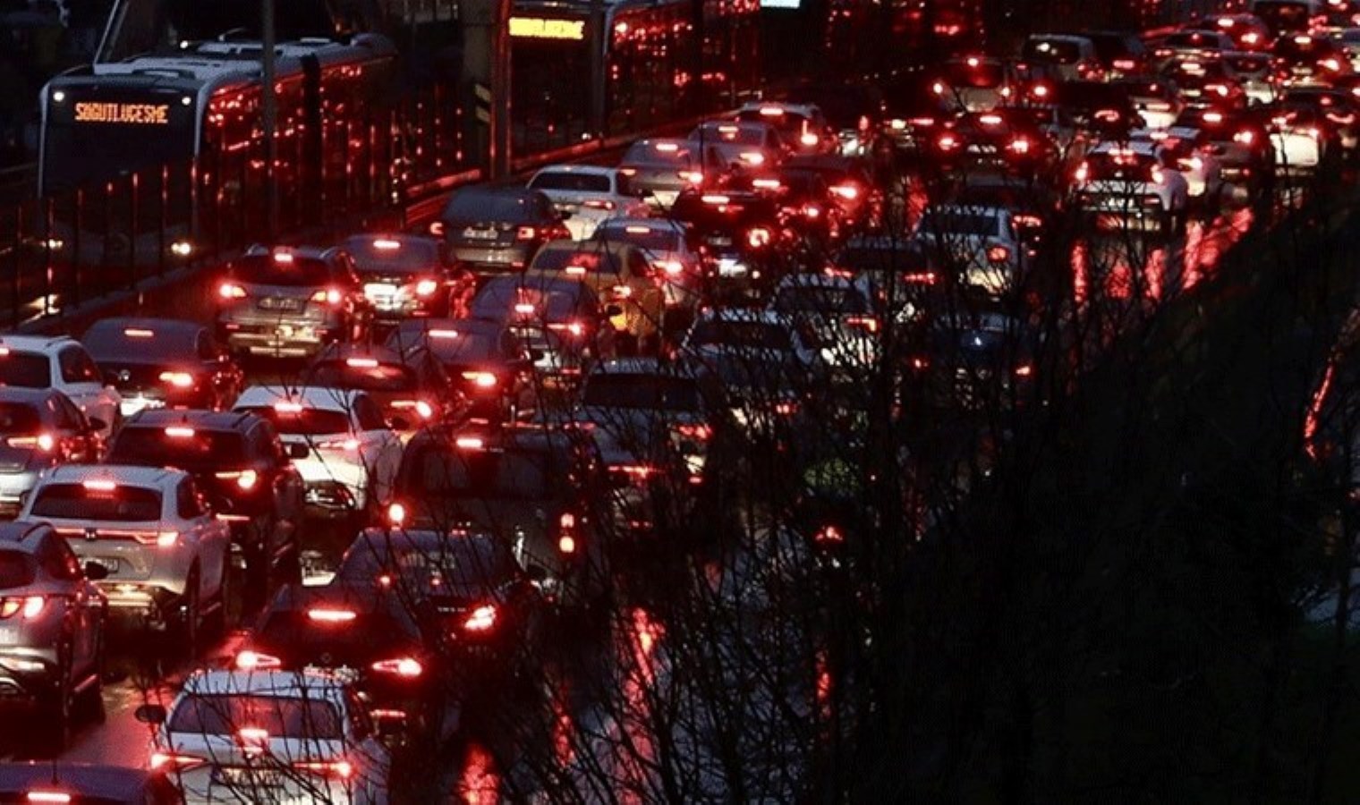 İstanbul’da trafik kilitlendi: Trafik yoğunluğu yüzde 83’ü gördü!