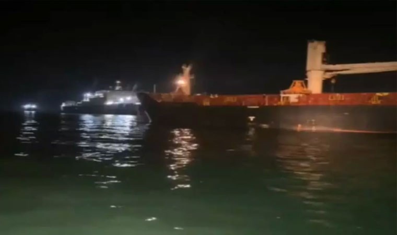 İstanbul’da yük gemisi karaya oturdu