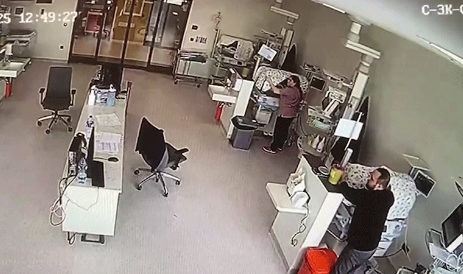 İstanbul’daki depremde kuvözdeki bebekleri koruyan sağlıkçıların görüntüleri sosyal medya gündem oldu