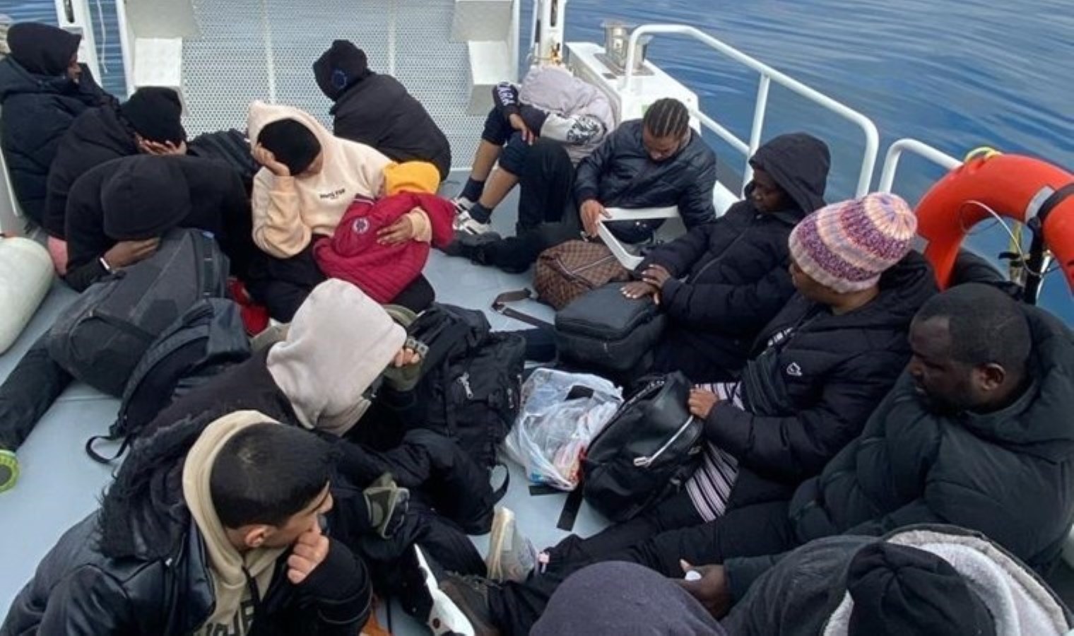 İzmir açıklarında 50 kaçak göçmen yakalandı