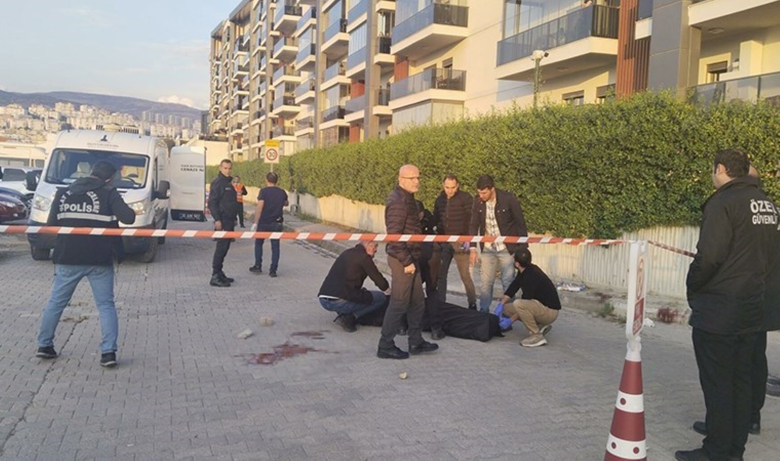 İzmir’de erkek dehşeti: Sokakta önlerini kestiği eski nişanlısı ve annesini vurdu