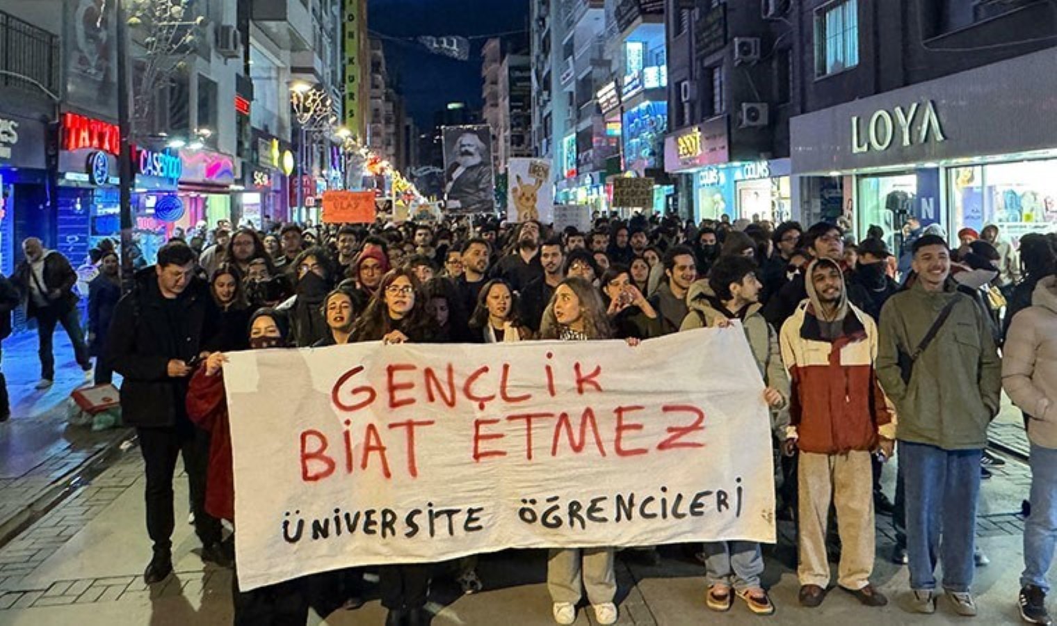 İzmir’de öğrenciler protestolara devam ediyor: ‘Bu ülkenin gençliği biat etmeyecek’