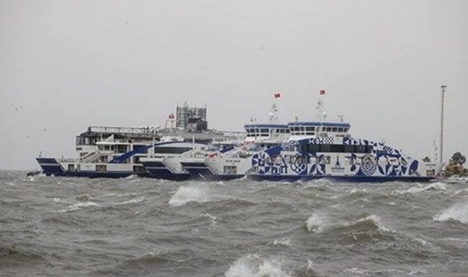 İzmir’de şiddetli rüzgar nedeniyle feribot seferleri iptal edildi