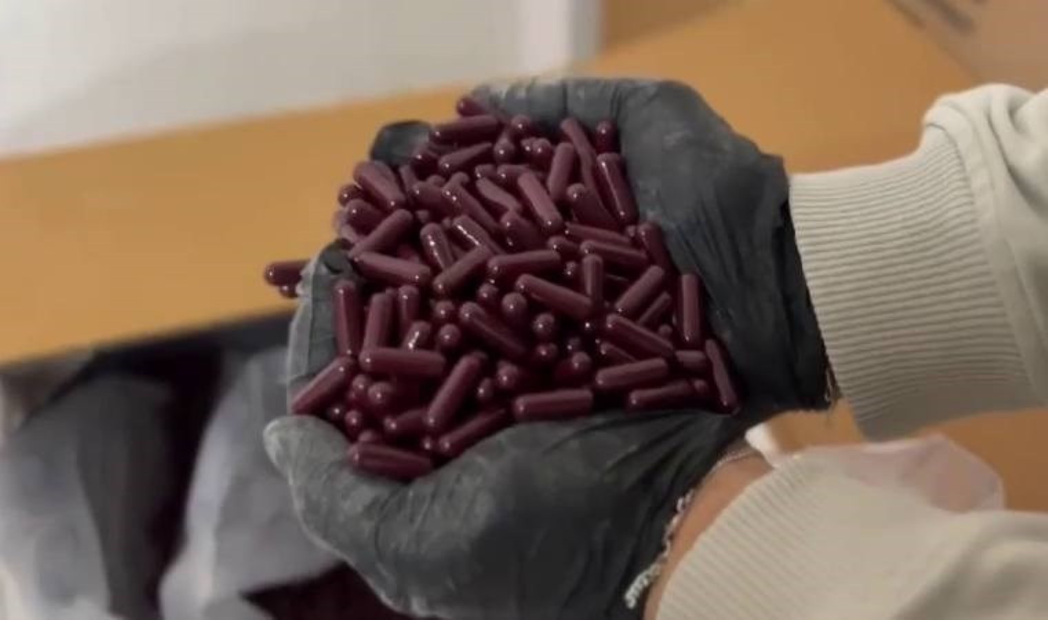 İzmir’de uyuşturucu imalathanesine baskın: 122 bin 700 sentetik ecza maddesi yakalandı!