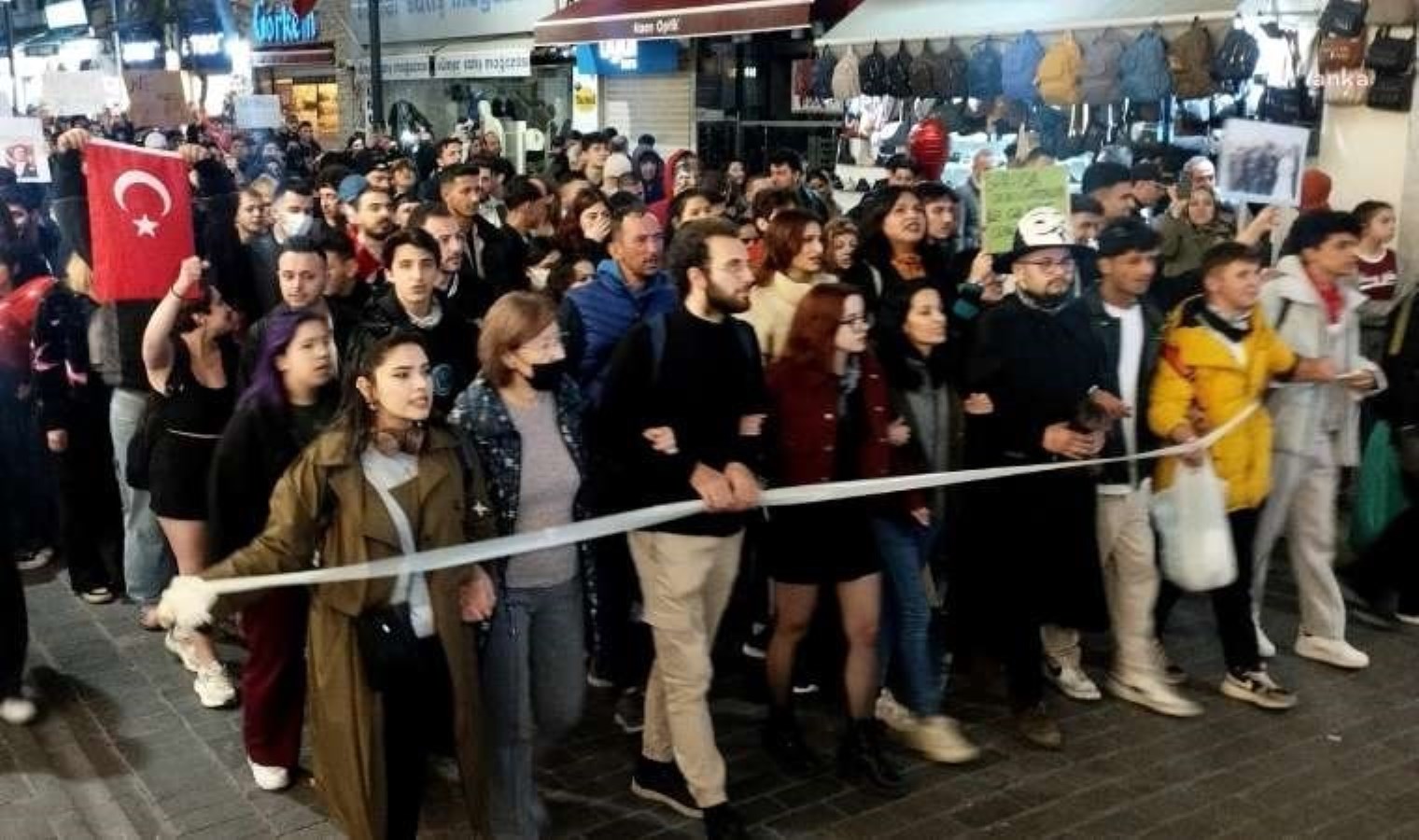 İzmir’deki üniversiteliler tutuklanan arkadaşları için yürüdüler: “Tutuklanan tüm arkadaşlarımız adına buradayız”