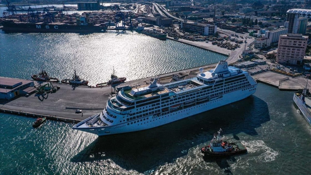 İzmir’e iki kruvaziyerle 2 bin 983 turist geldi