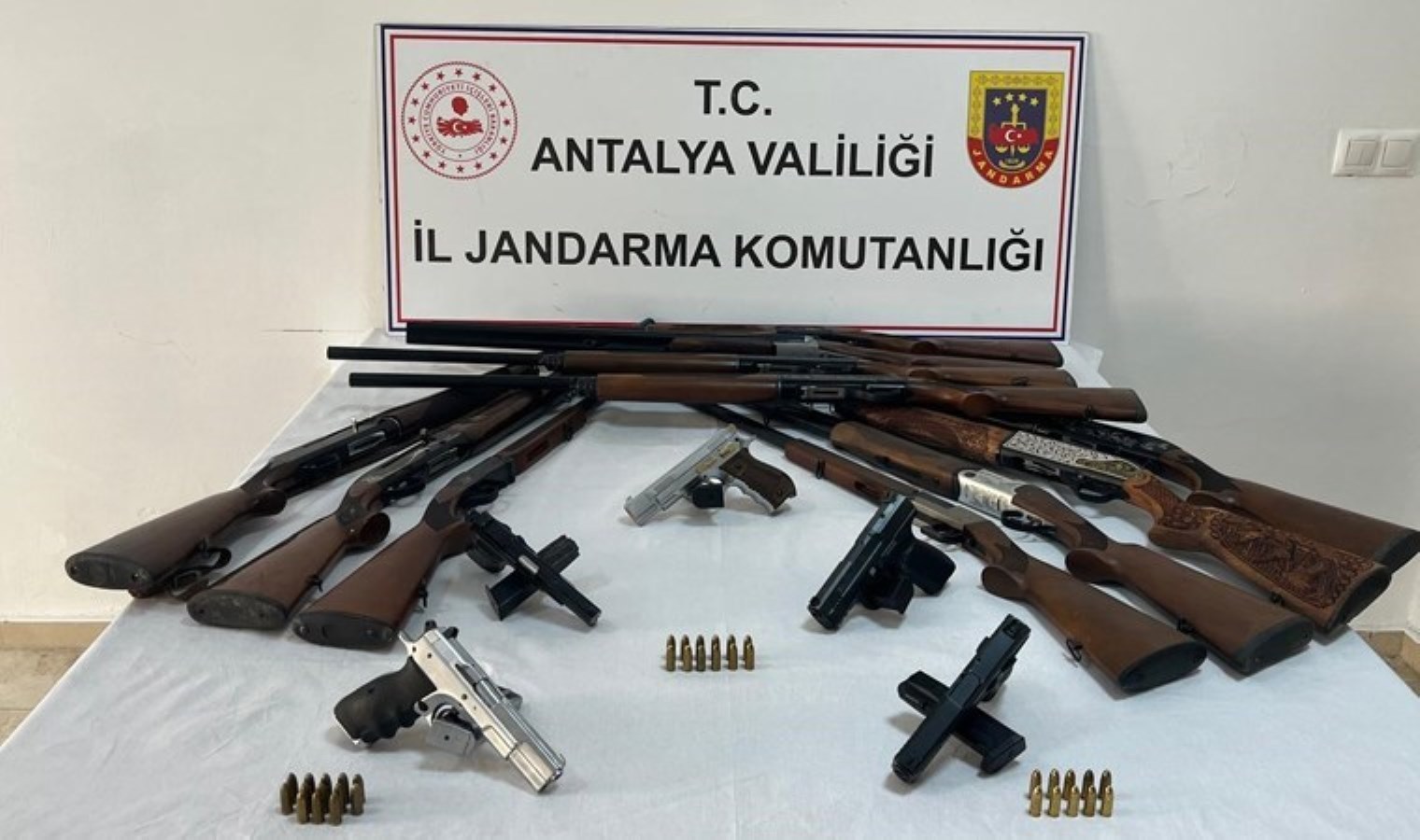 Jandarmadan 8 ayrı adrese baskın: Ruhsatsız silahlara el konuldu