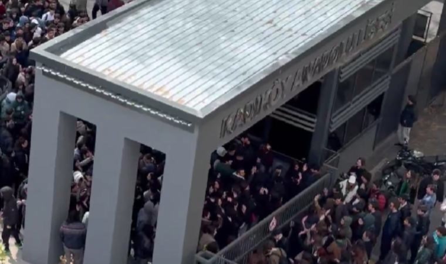 Kadıköy Anadolu Lisesi’nde öğrenciler öğretmenleri için ayakta