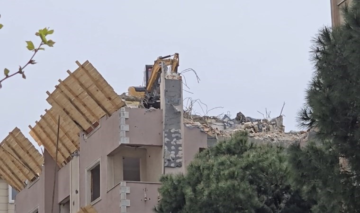 Kadıköy’de 5’inci kattan düşen kepçe operatörü ağır yaralandı